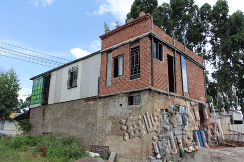 From the outside, it looks like an ordinary house. If you look closely, you can find the components of the container.