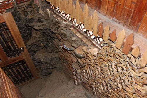 The stairwell absorbs old tiles, old flowerpots and other elements.