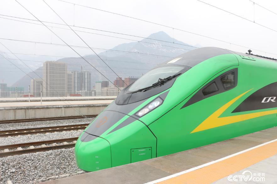 On January 8, "Hulk" completed its first official operation in northwest China on the lanzhou-chongqing railway (photo by Wang Xiaoying).