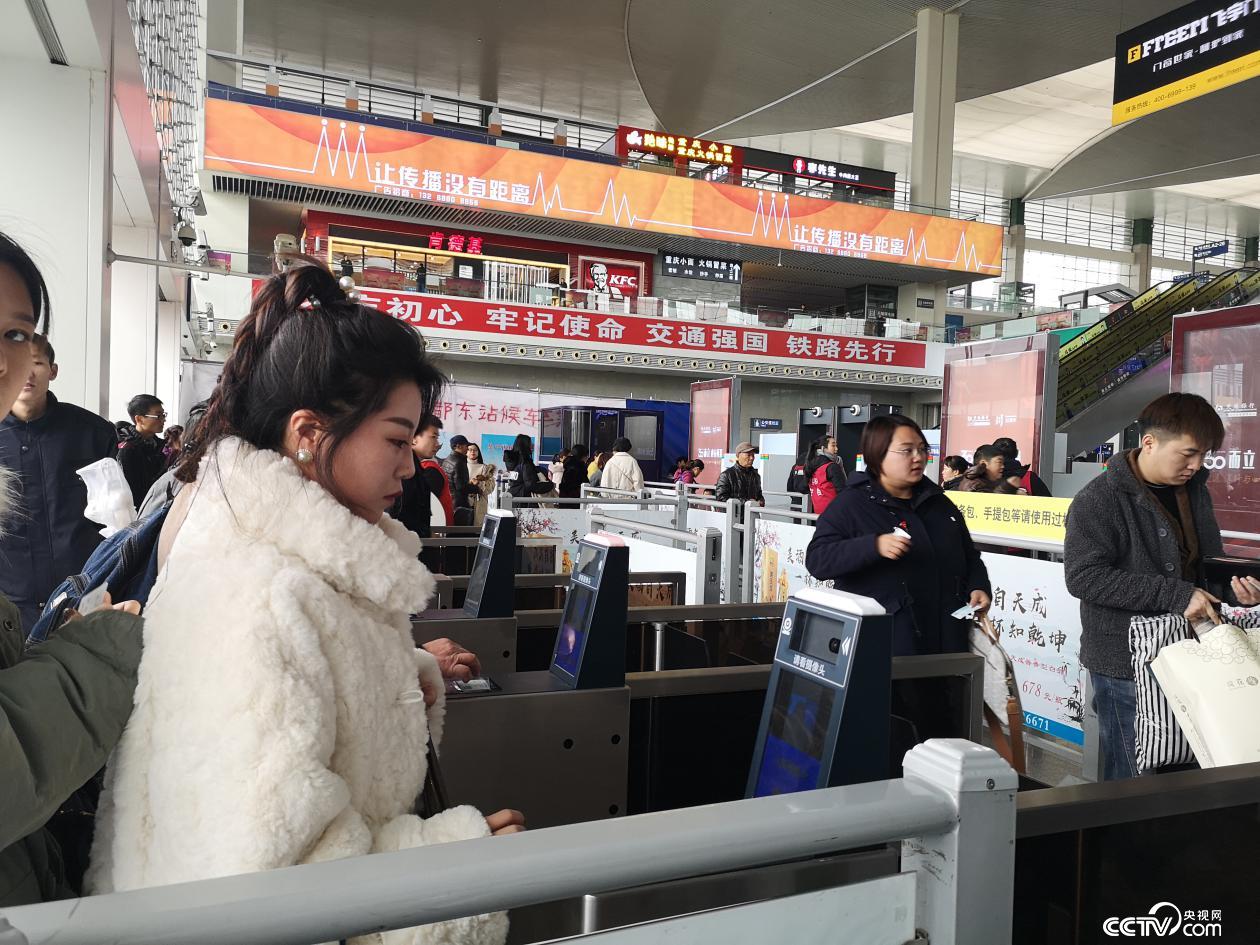 On the morning of January 21st, passengers at Chengdu East Railway Station brushed their faces and entered the station (photo by He Chuan).