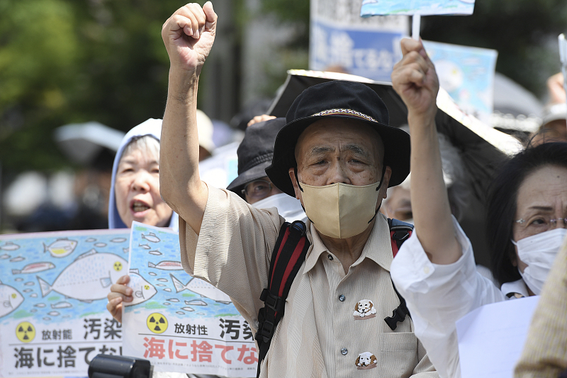 当地时间2023年8月25日，日本东京，人们聚集在日本首相办公室前，抗议从受损的福岛核电站排放经处理的核污染水。